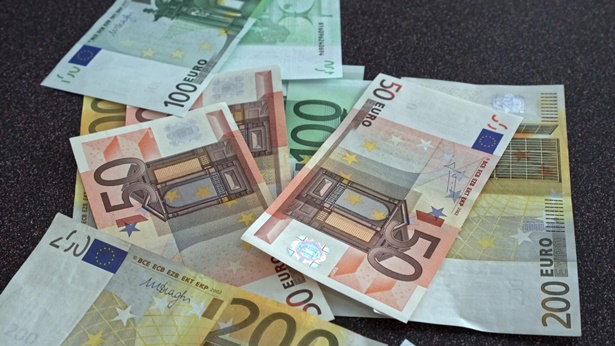 Mga Turo ng Biblia Tungkol sa Paano Tratuhin ang Pera