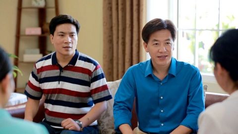 Ngumiti si Kapatid at ipinagpatuloy ang kanyang pagbabahagi