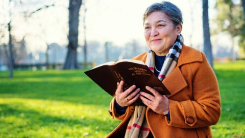 masigla akong nagbabasa ng mga salita ng Diyos